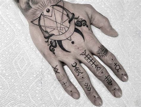 tatuaje manos tocandose|Tatuarse las manos: significado y algunas ideas de diseño